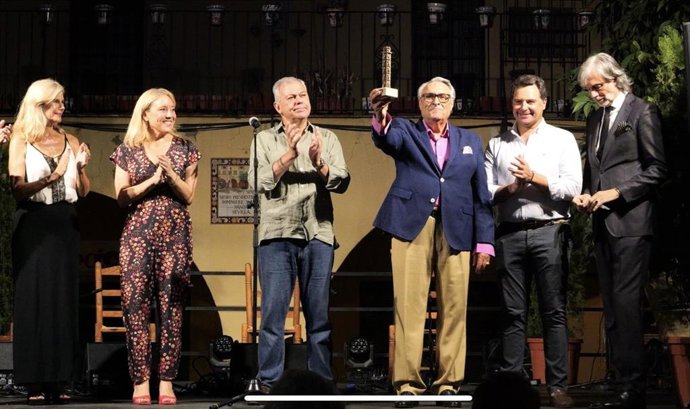 El alcalde de Sevilla, José Luis Sanz, asiste el II Festival Macarena Flamenca en homenaje a José de la Tomasa.