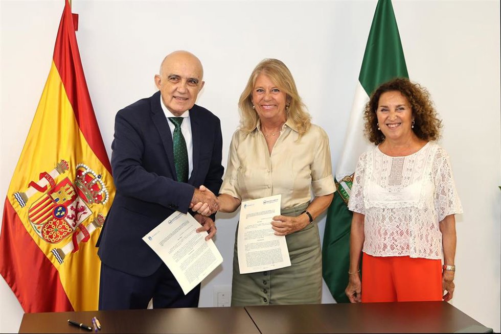 La alcaldesa de Marbella, Ángeles Muñoz, y el presidente de Bancosol, Diego Vázquez, firman un nuevo convenio de colaboración dirigido a usuarios en situación de riesgo de exclusión social.
