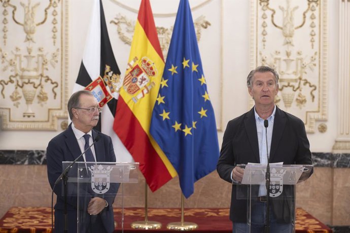 El presidente del Partido Popular, Alberto Núñez Feijóo (d), y el presidente de Ceuta, Juan Jesús Vivas (i), atienden a los medios de comunicación, en el Palacio de la Asamblea de Ceuta, a 19 de agosto de 2026, en Ceuta (España). Ceuta sigue afrontando un