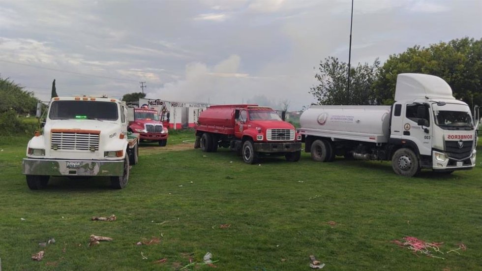 Archivo - Camiones de bomberos en México (archivo)