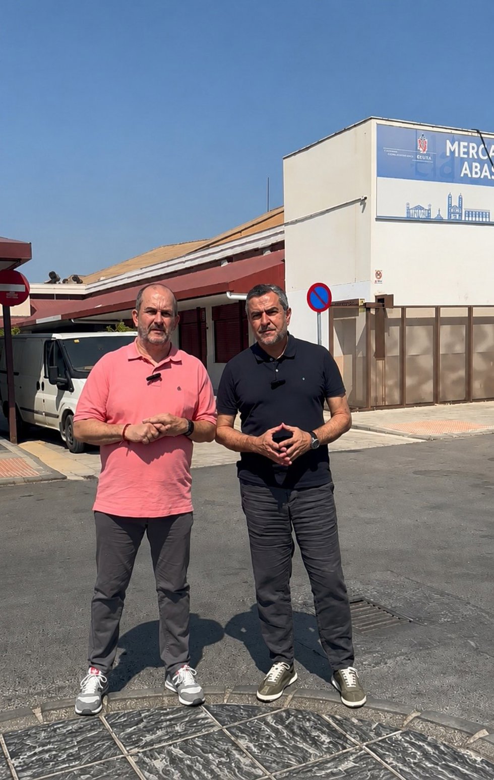 El diputado del PSOE de Almería en el Congreso, Juan Antonio Lorenzo, y el secretario general del PSOE de Berja, Víctor Martínez.