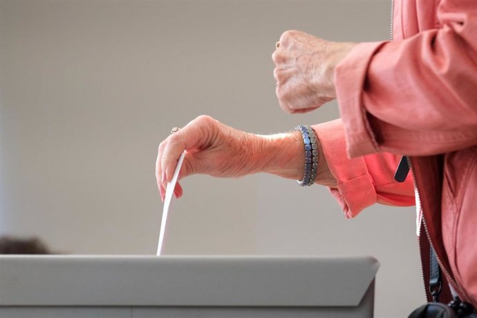 Una persona vota en las elecciones en el estado federado de Sajonia-Anhalt, en Alemania