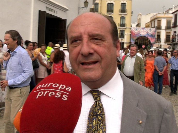 Joaquín Moeckel haciendo unas declaraciones antes de la Goyesca de Ronda