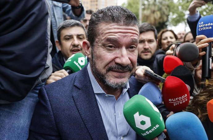 Archivo - El exsecretario autonómico de Emergencias Emilio Argüeso ofrece declaraciones a los medios a su llegada a declarar en calidad de investigado ante la Ciudad de la Justicia de Valencia, a 11 de abril de 2025, en Valencia