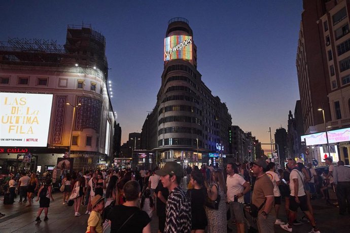 Archivo - El neón de Schweppes iluminado en el número 41 de Gran Vía el día en el que cumple 50 años de historia, a 5 de agosto de 2022, en Madrid (España).