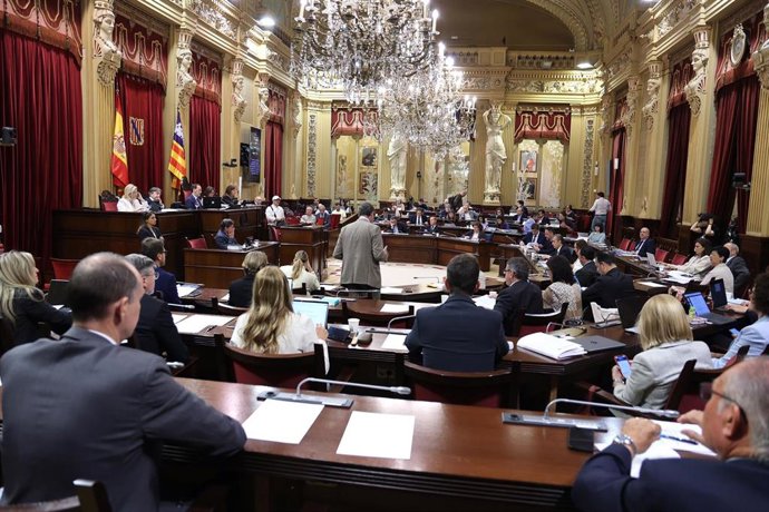 Archivo - Miembros del Parlament de Baleares durante una sesión de control al Govern 