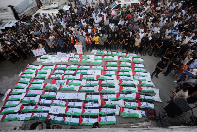 6 de setembro de 2026, Cidade de Gaza, Faixa de Gaza, Território Palestino: Palestinos participam do funeral dos restos mortais recuperados de seus parentes no bairro de al-Zeitoun, na Cidade de Gaza, na Faixa de Gaza, em 6 de setembro de 2026, após terem