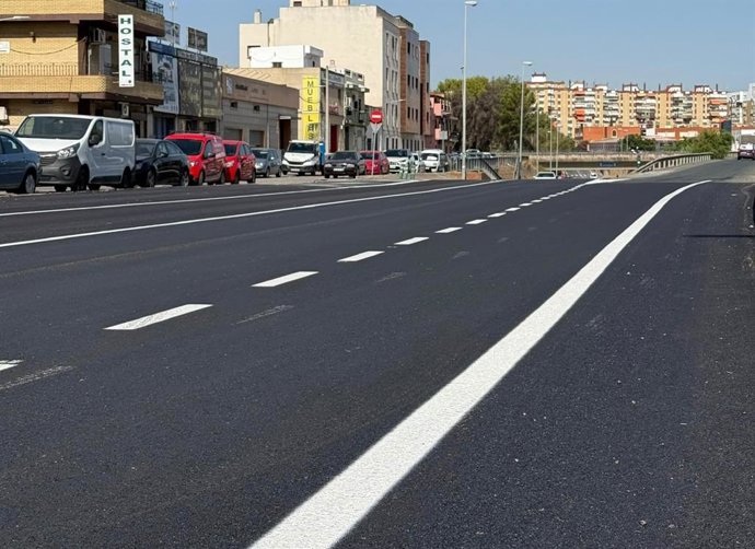 El Ayuntamiento de Sevilla reasfalta la avenida de San José de Palmete y recupera esta arteria del distrito Cerro-Amate.