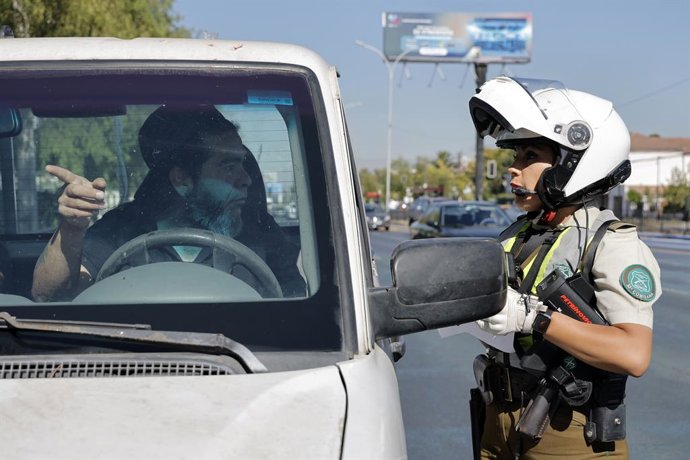 Santiago 24 de enero 2025.   Carabineros realiza control a automovilistas con Analizadores de alcohol y detectores de velocidad, financiados por el Gobierno de Santiago, con el fin de fortalecer el rol preventivo de los polic as y aumentar el control