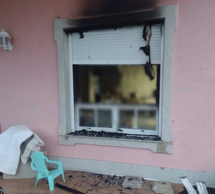 Un incendio en una vivienda unifamiliar de Noia (A Coruña) calcina su planta inferior, a 6 de septiembre de 2026.