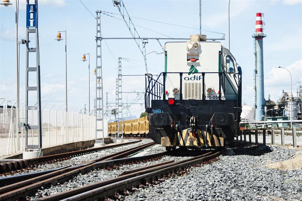 Archivo - Imagen de archivo de una locomotora.