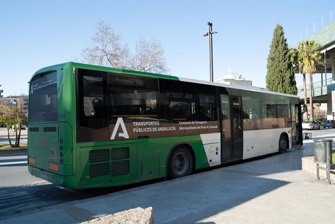 Archivo - Autobús del consorcio metropolitano de Granada.