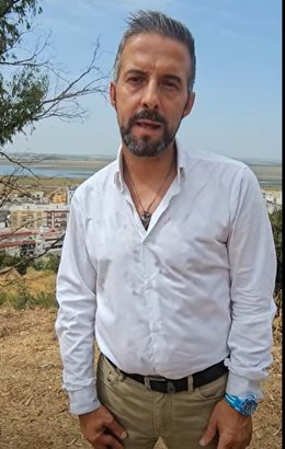 Imagen del militante socialista, Javier Mendo, comunicando su candidatura para las Primarias del PSOE en Huelva.