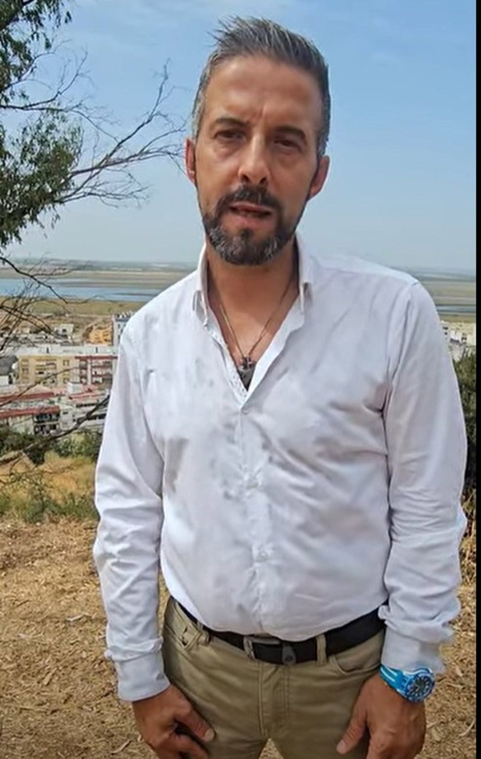 Imagen del militante socialista, Javier Mendo, comunicando su candidatura para las Primarias del PSOE en Huelva.