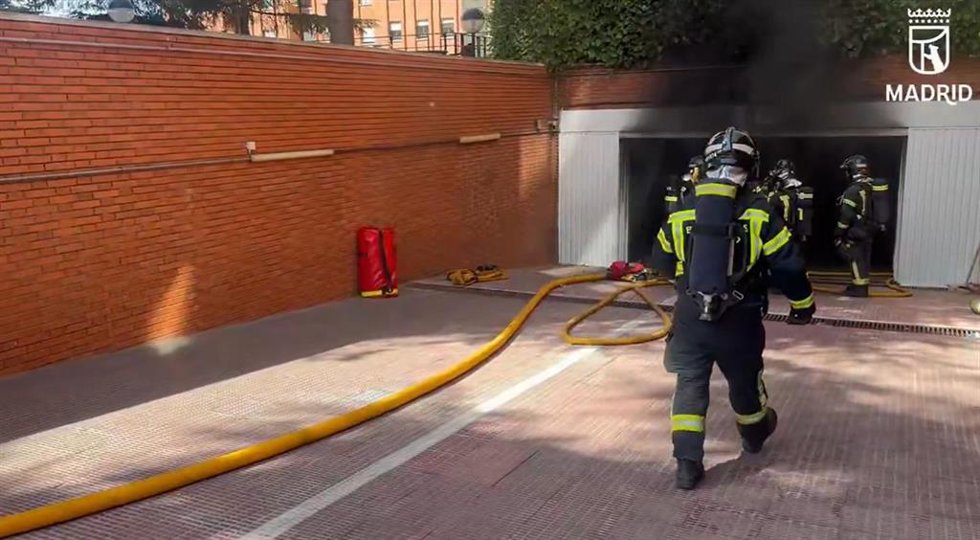 Bomberos de Madrid en el incendio de un garaje en Chamartín