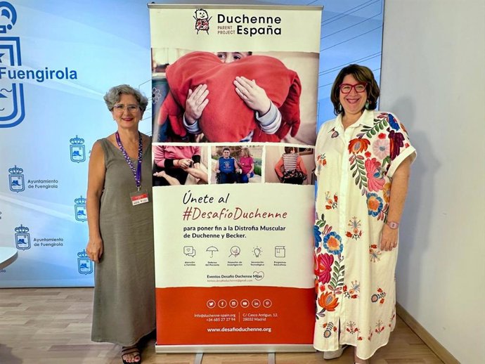 La concejala de Familias, Igualdad y Bienestar Social del Ayuntamiento de Fuengirola, Cristina Bornao, y la representante de la asociación Duchenne Parent Project Fuengirola-Mijas, Sara Montagut, en la presentación de la iniciativa
