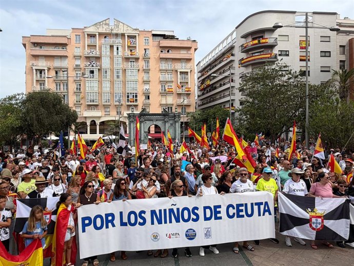 Decenas de personas sostienen una pancarta con el lema 'Por los niños de Ceuta' durante una manifestación en protesta por los problemas de inseguridad que está provocando la crisis migratoria, a 6 de septiembre de 2026, en Ceuta (España).