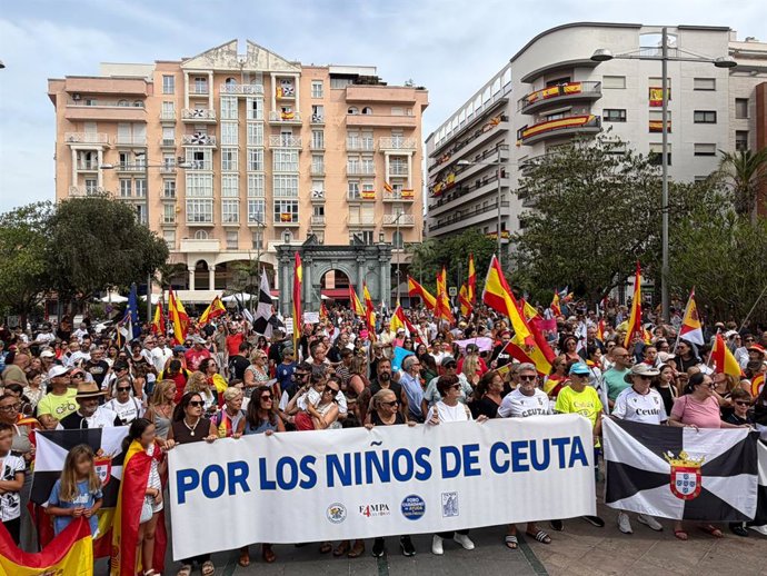 Dezenas de pessoas seguram uma faixa com o lema “Pelas crianças de Ceuta” durante uma manifestação em protesto contra os problemas de insegurança causados pela crise migratória, em 6 de setembro de 2026, em Ceuta (Espanha). Na próxima terça-feira