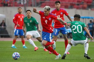Futbol, Chile vs Bolivia. Primera rueda, clasificatorias al Mundial 2026. El jugador de la seleccion chilena Carlos Palacios  es fotografiado durante el partido de la primera rueda de las eliminatorias al mundial de 2026 contra Bolivia disputado en el