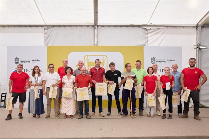 El director general Rubén Goñi, centro, junto con los representantes de las asociaciones de ganaderías autóctonas que han sido reconocidos en la clausura de la feria Autentika.