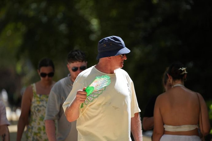 Un hombre con sombrero y abanico durante una jornada de intenso calor. A 03 de septiembre de 2026, en Sevilla (Andalucía, España). 