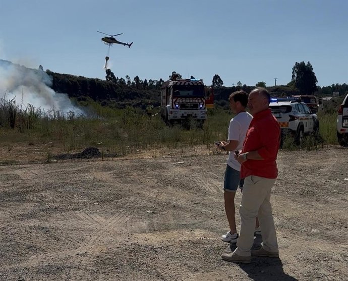 El alcalde de Culleredo (A Coruña) acude al incendio declarado en el monte Costa este domingo, a 6 de septiembre de 2026.