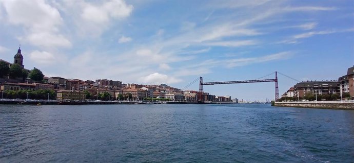 Archivo - Cielos despejados y sol en la costa vasca