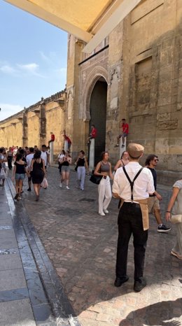 La Policía Local de Córdoba identifica a cuatro personas por actos vandálicos en la Puerta del Perdón de la Mezquita Catedral.