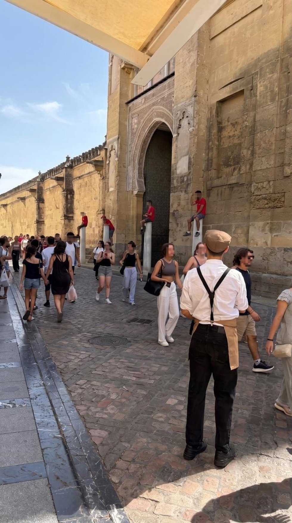 La Policía Local de Córdoba identifica a cuatro personas por actos vandálicos en la Puerta del Perdón de la Mezquita Catedral.