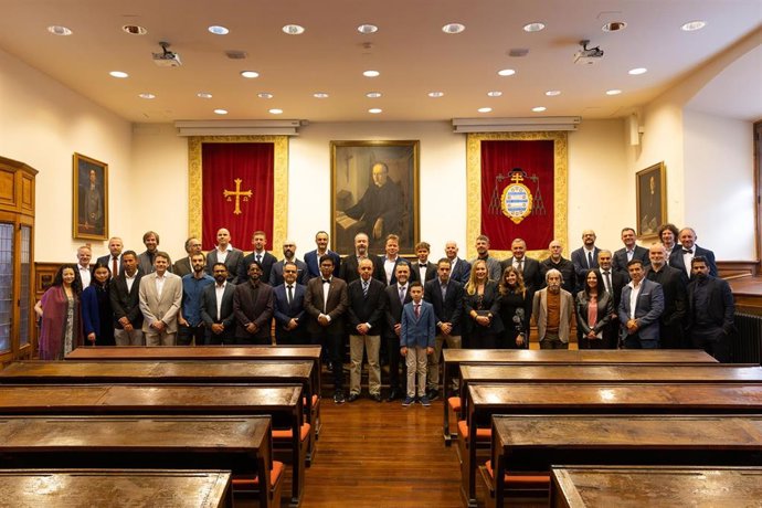Foto de familia premiados pasada edición en Ed. Histórico Universidad de Oviedo