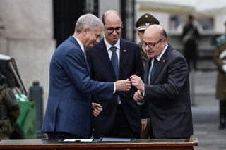 Santiago, 24 de julio de 2026.  Presidente de la Republica Jose Antonio Kast participa de la ceremonia de firma de re fortalecimiento de Carabineros en la Plaza de la Constitucion  Diego Martin/Aton Chile