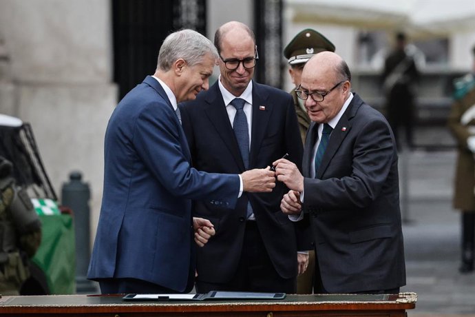 Santiago, 24 de julio de 2026.  Presidente de la Republica Jose Antonio Kast participa de la ceremonia de firma de re fortalecimiento de Carabineros en la Plaza de la Constitucion  Diego Martin/Aton Chile
