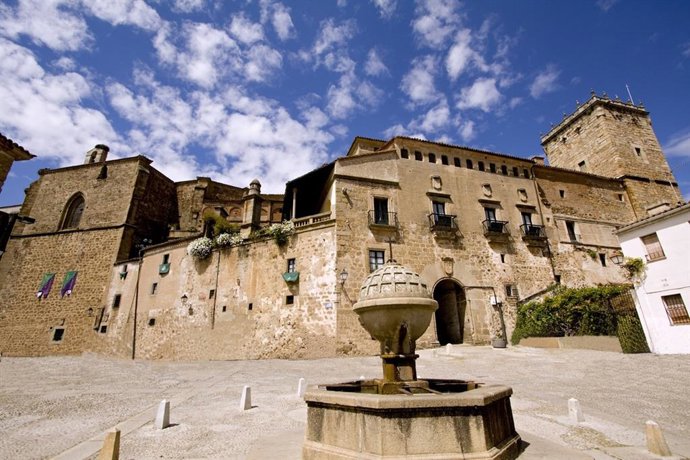 Archivo - Plaza de San Nicolás y Palacio de Mirabel de Plasencia.