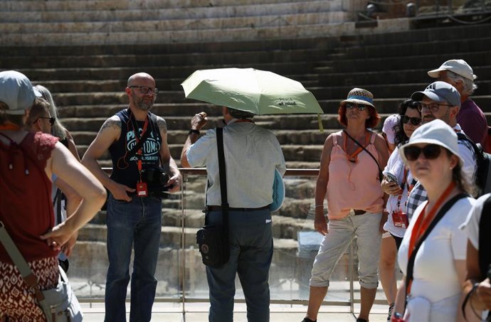 Archivo - Vecinos y visitantes de en una jornada calurosa en Málaga.