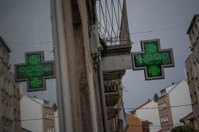 Termómetro exterior de una farmacia marca 29 grados, a 4 de septiembre de 2026, en A Cañiza, Pontevedra, Galicia 