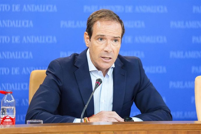 El portavoz del grupo parlamentario VOX, Javier Cortés, durante la ronda de ruedas de prensa de portavoces de los grupos parlamentarios en el Parlamento de Andalucía. A 2 de septiembre de 2026 en Sevilla (Andalucía, España).