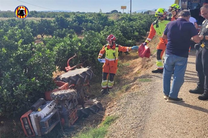 Herido un hombre tras volcar con un tractor y caer por un talud a un campo en Silla (Valencia)