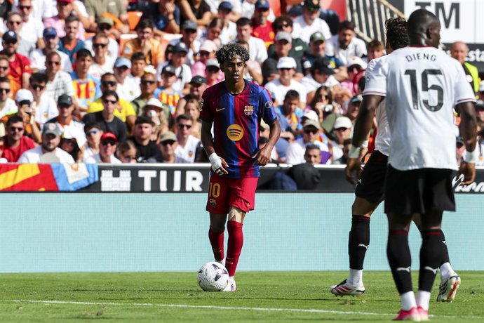 Lamine Yamal, do FC Barcelona, em ação durante a partida de futebol da LaLiga EA Sports, disputada entre o Valencia CF e o FC Barcelona no estádio Mestalla, em 6 de setembro de 2026, em Valência, Espanha.