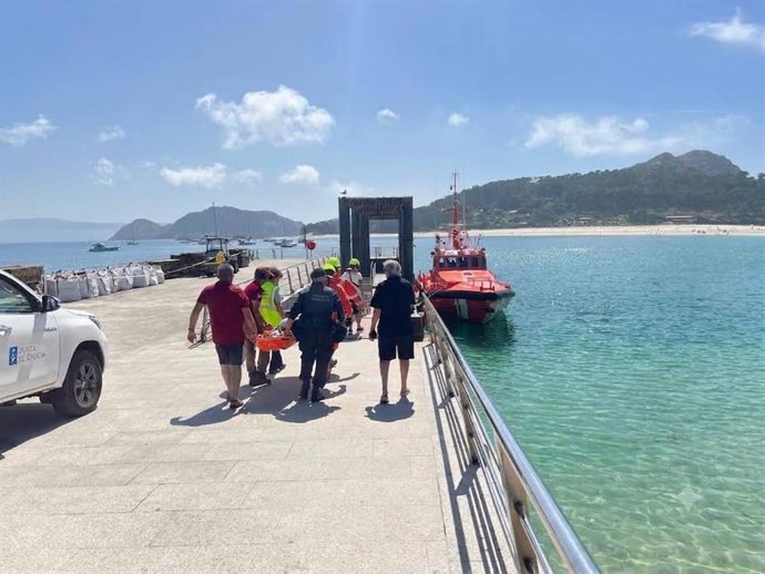 Evacuación de un turista herido en las Islas Cíes