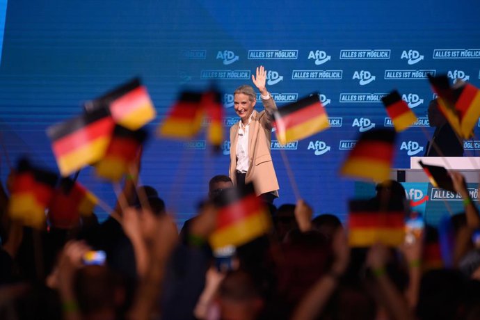 Archivo - Arquivo – 18 de julho de 2026, Saxônia-Anhalt, Magdeburgo: Alice Weidel, copresidente federal do AfD, acena do palco durante o lançamento da campanha eleitoral do AfD na Saxônia-Anhalt, em Magdeburgo. A eleição estadual na Saxônia-Anhalt será re