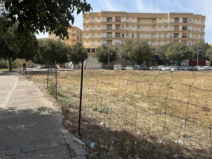 Zona donde se ubicarán 66 plazas de aparcamiento en la calle San Marino de Jerez de la Frontera (Cádiz).