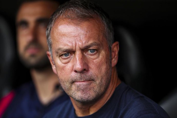 El entrenador del FC Barcelona, Hansi Flick, ante el Valencia CF en Mestalla.