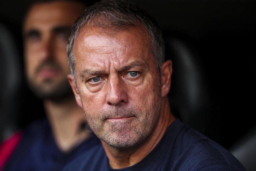 El entrenador del FC Barcelona, Hansi Flick, ante el Valencia CF en Mestalla.