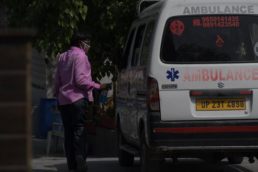 Archivo - Ambulancia en Delhi (archivo)