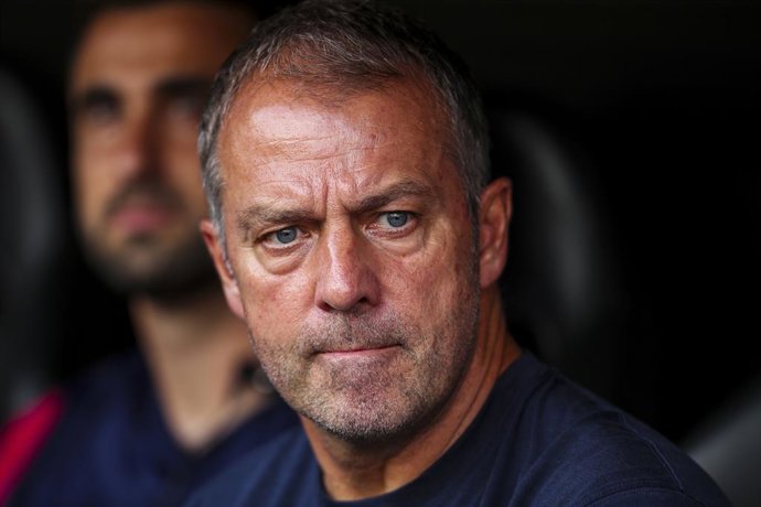 Hansi Flick, técnico do FC Barcelona, observa durante a partida de futebol da liga espanhola, LaLiga EA Sports, disputada entre o Valencia CF e o FC Barcelona no estádio Mestalla, em 6 de setembro de 2026, em Valência, Espanha.