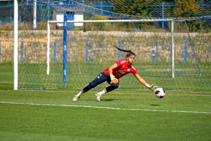 Laia López durante un entrenamiento con la selección española Sub-20