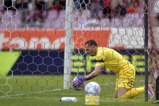 Futbol, Deportes La Serena vs Nublense. Fecha 22, Liga de primera 2026. Los jugadores de Nublense se lamentan tras un gol de Deportes La Serena durante un partido de la liga de primera disputado en el estadio La Portada en La Serena,