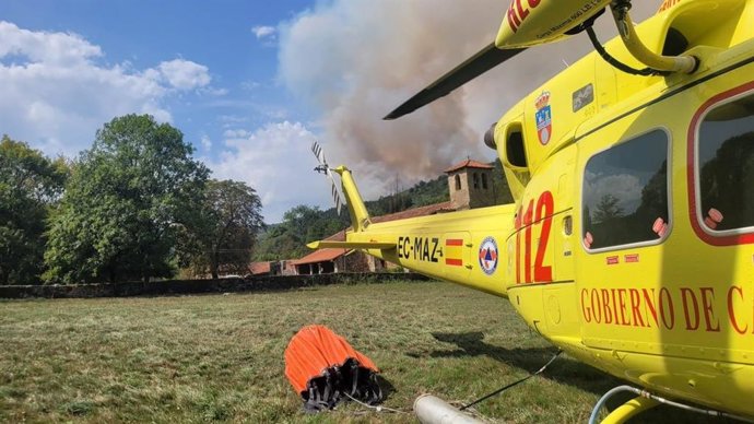 El helicóptero del Gobierno en el incendio de Coo/Sierra del Dobra.