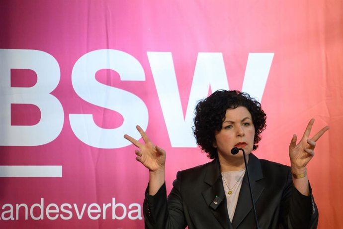 Archivo - 07 March 2026, Saxony-Anhalt, Magdeburg: Amira Mohamed Ali, Chairwoman of the BSW party, speaks to the delegates at the BSW Saxony-Anhalt state party conference. At the state party conference of the BSW Saxony-Anhalt, the delegates want to adopt