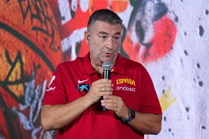 Miguel Méndez, seleccionador nacional femenino de baloncesto, en la presentación del equipo para el Mundial 2026.